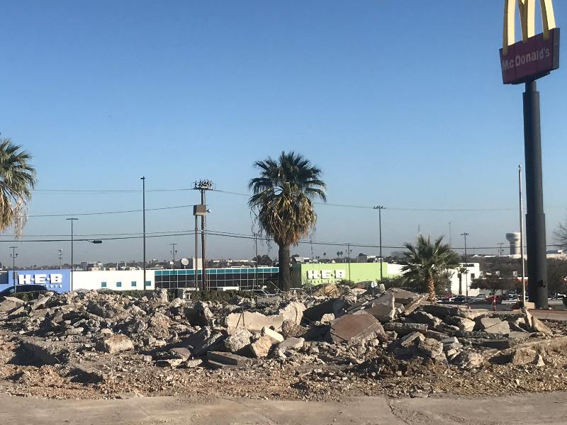 Fue derribado el McDonalds de la calle Main de Eagle Pass, en tres meses construir&aacute;n un nuevo edificio (video)