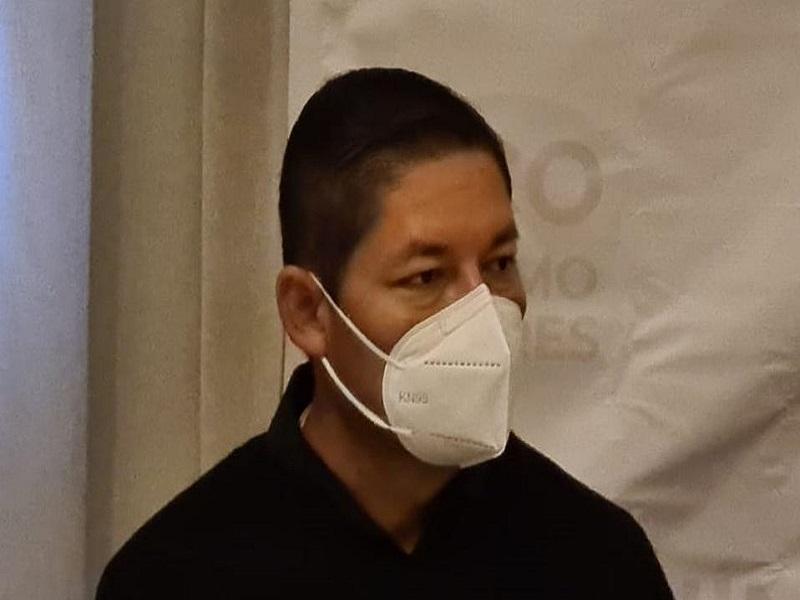 Vacunan contra el COVID-19 a alcalde en Sinaloa, cesan a director del hospital