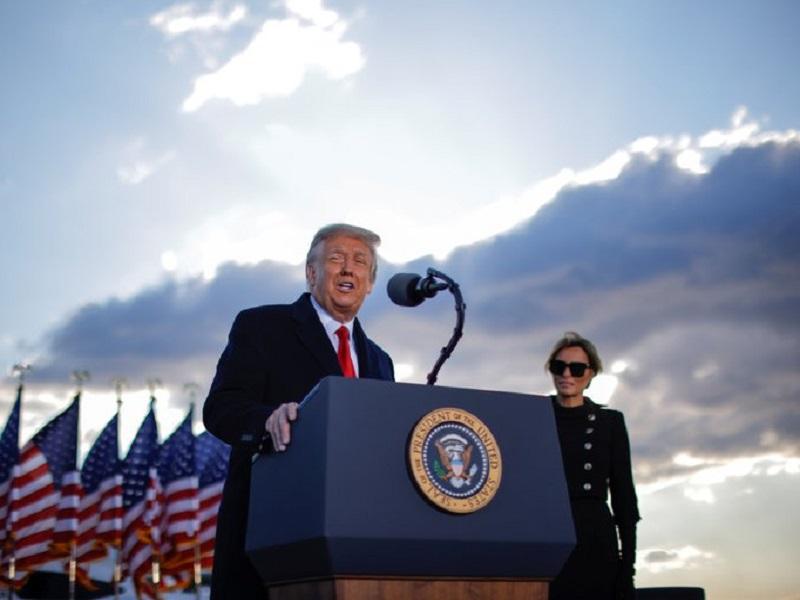 Volveremos de alguna manera, dice Trump en &uacute;ltimo discurso como presidente antes de partir a Florida (VIDEO)