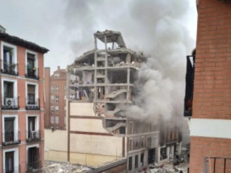 Una fuerte explosión derrumba parte de un edificio en el centro de Madrid (video)