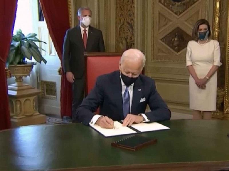 Joe Biden firma primer decreto como presidente de Estados Unidos