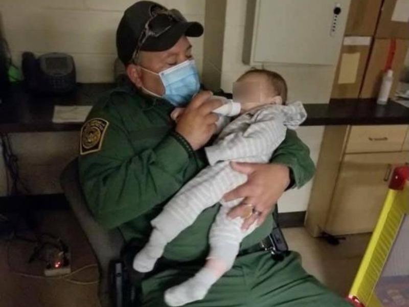 Contrabandistas abandonaron a un menor y a un bebé en un área despoblada cerca de Uvalde, Texas