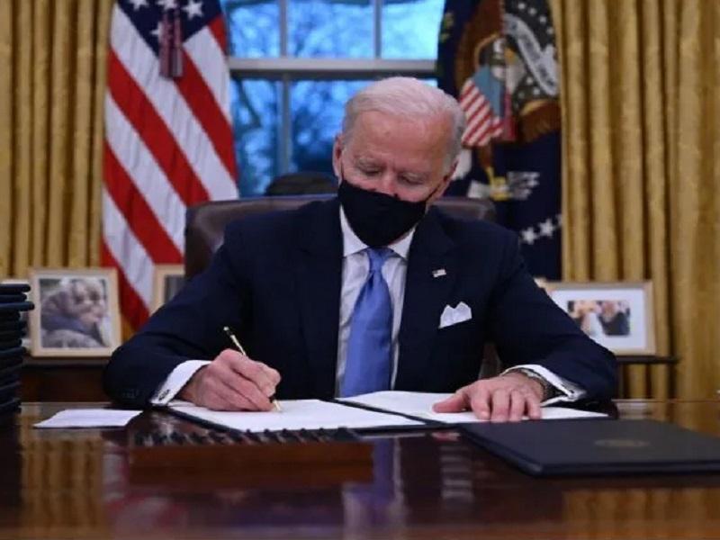 Firma Biden decreto para frenar construcción del muro fronterizo con México
