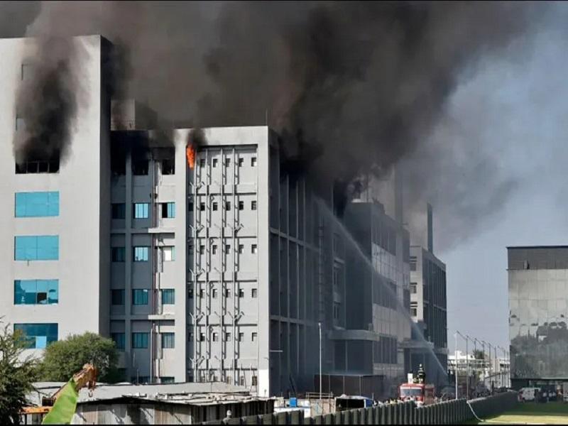Se incendia fábrica de vacunas contra el COVID-19 en la India, suman 5 muertos