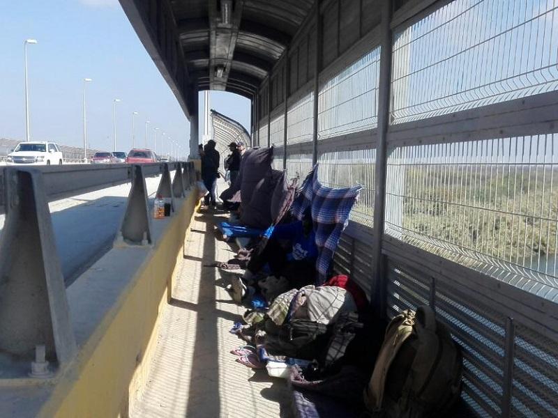 Ingresan 20 indocumentados al puente Internacional Acuña-Del Rio, otros intentan llegar a EU por cortinas de la Presa