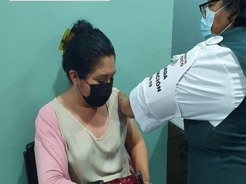 Inicia vacunaci&oacute;n contra el COVID-19 a maestros de Campeche
