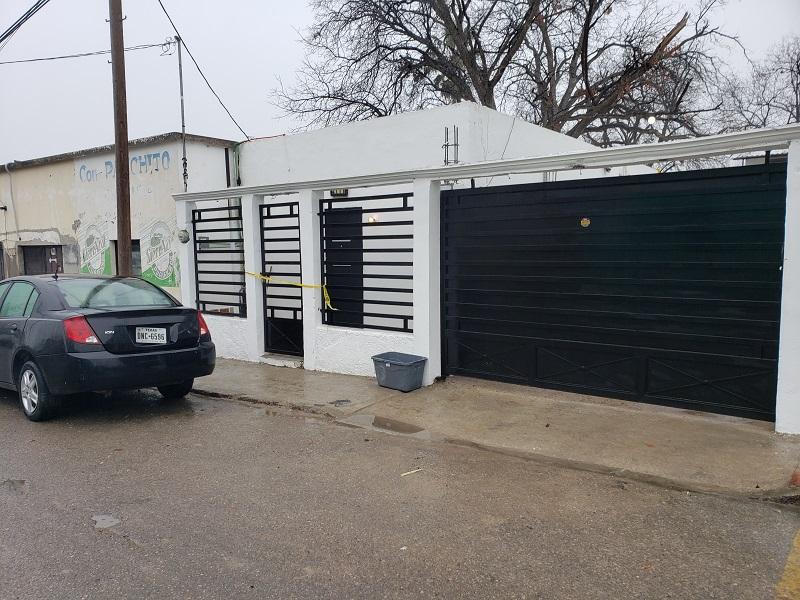 Sujeto balea a su esposa cuando dorm&iacute;a, la deja grave y huye (video)