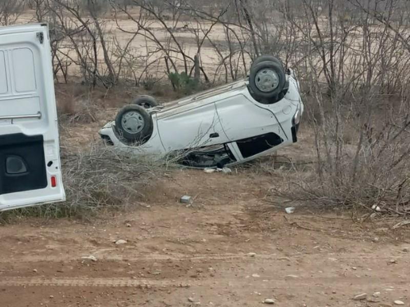 Encuentran auto volcado y abandonado en la carretera Allende-Villa Unión