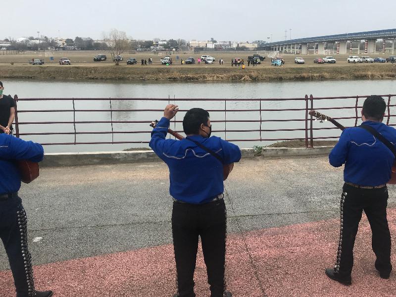 Con mariachis en ambos lados del r&iacute;o Bravo realizan evento contra el muro fronterizo (VIDEO)