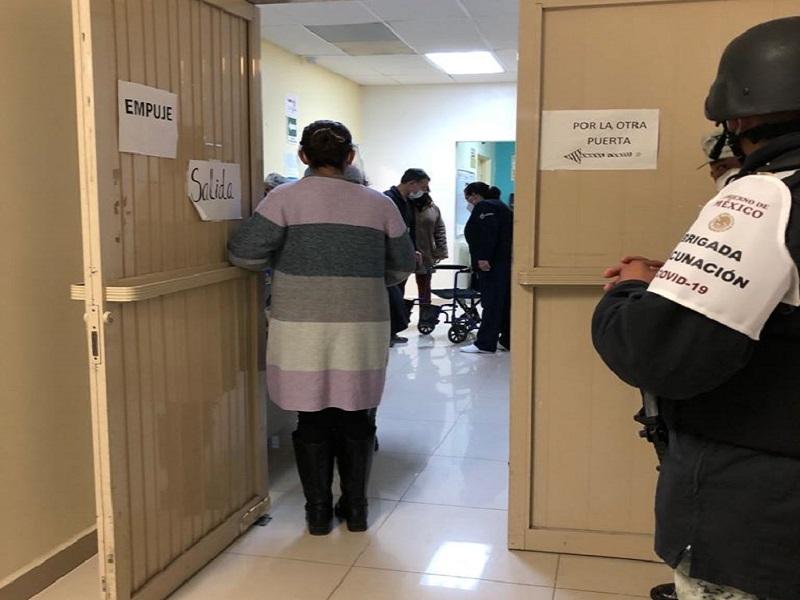 Aplican 120 dosis de vacuna Covid a personal de salud en el Hospital General