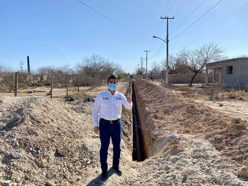 Supervisa Julio Long avance de introducci&oacute;n de tuber&iacute;a para drenaje sanitario