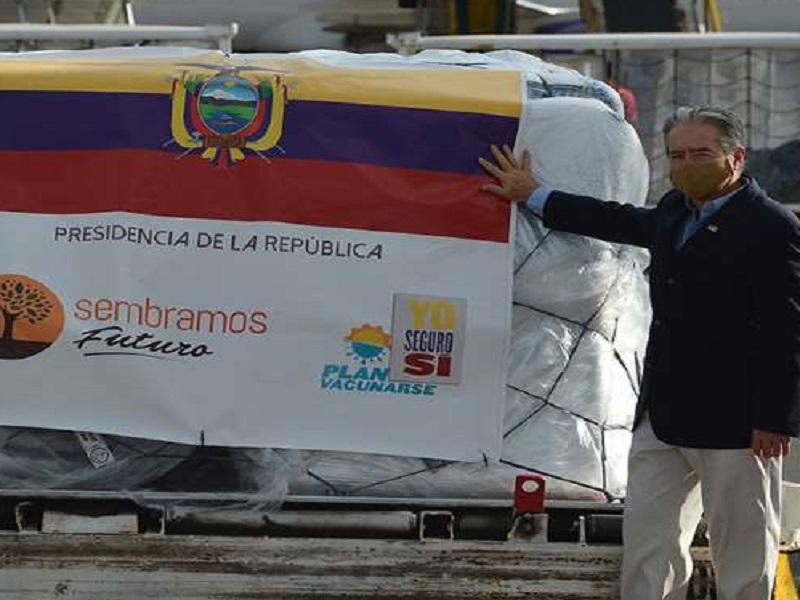 Escándalo en Ecuador por la decisión del ministro de Salud de vacunar primero a sus familiares