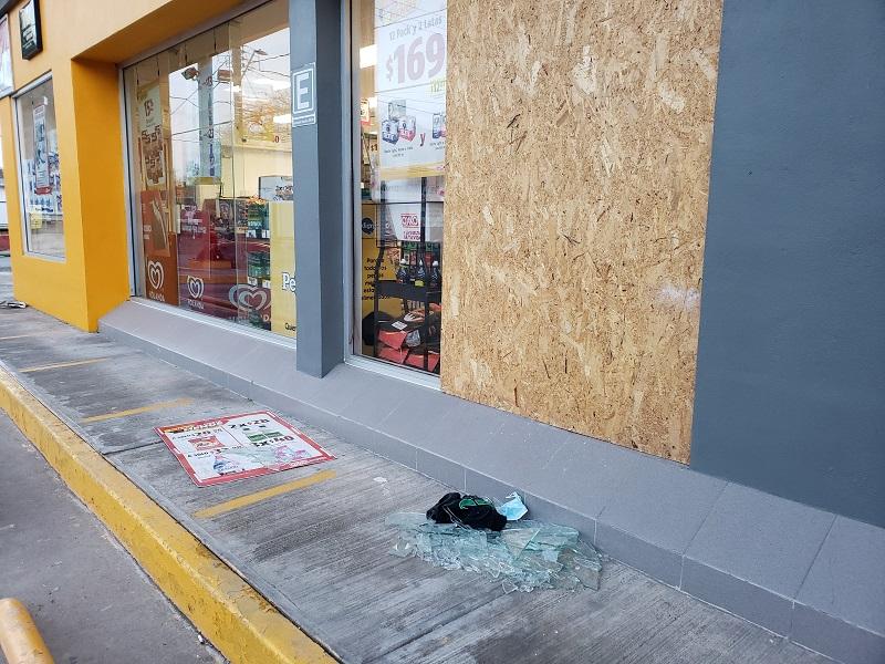 Liberan a quien causó daños en una tienda de conveniencia para robar