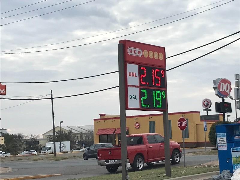 Cuesta más de 2 dólares el galón de gasolina en Eagle Pass