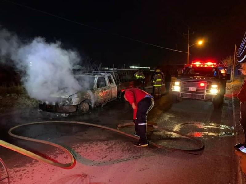 Corto circuito provoca incendio de una pickup en Zaragoza