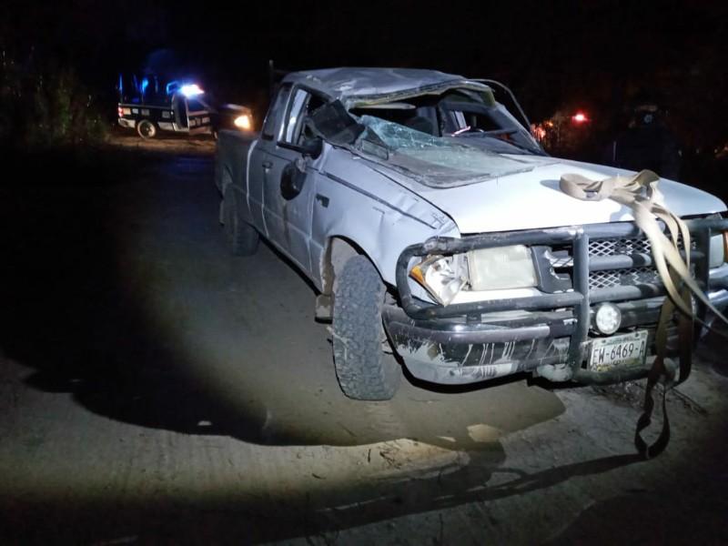 Un lesionado dejó volcadura de pickup en el camino Morelos-Los Álamos