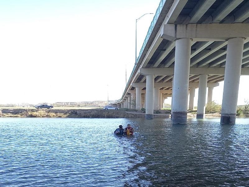 Rescatan a migrante mexicano a punto de ahogarse en el río Bravo en Piedras Negras