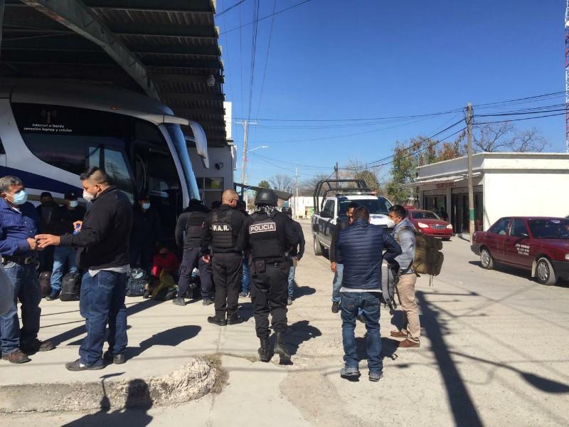 Robo en autobús de pasajeros en Nava deja al descubierto a un grupo de migrantes que buscaba llegar a EU