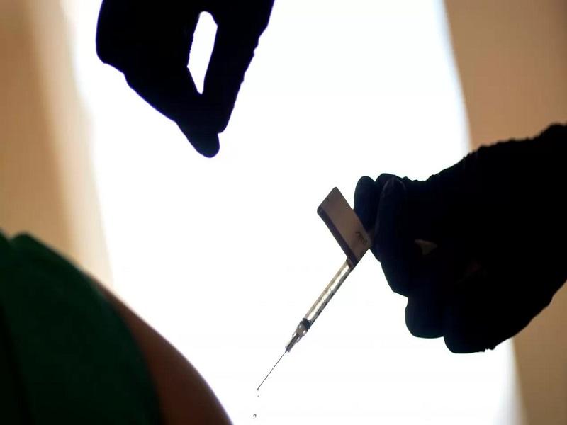 Denuncian favoritismo hacia los ricos en vacunaci&oacute;n contra el COVID-19 en EU