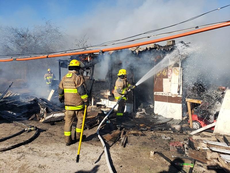 Voraz incendio consume dos humildes viviendas en Piedras Negras, dos menores fueron rescatados