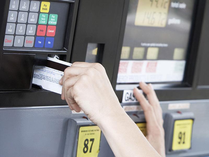 Detectan dispositivos para clonar tarjetas bancarias en gasolinera al norte de Eagle Pass