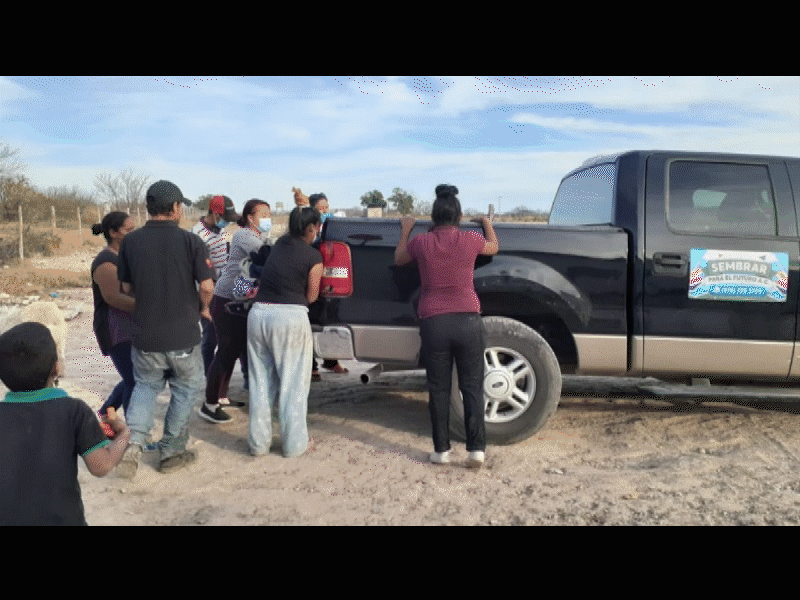 Sembrar para el Futuro dona ropa y alimento a familias afectadas por incendio en Piedras Negras