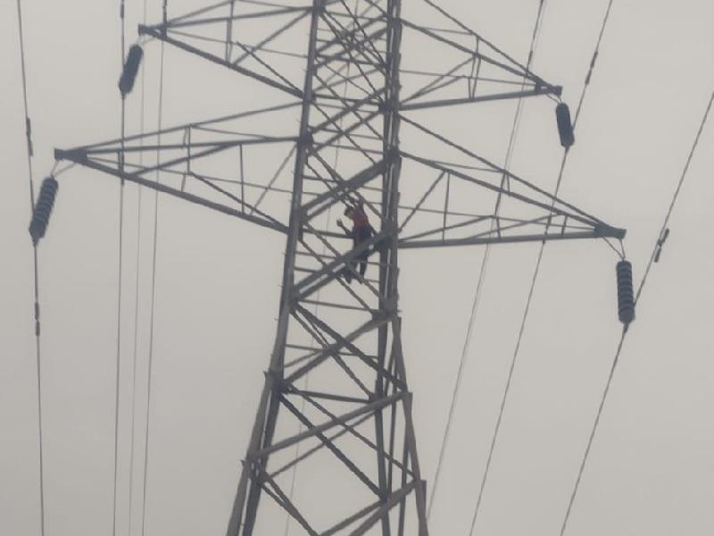 Suicida amenaza con tirarse de torre de CFE en Piedras Negras