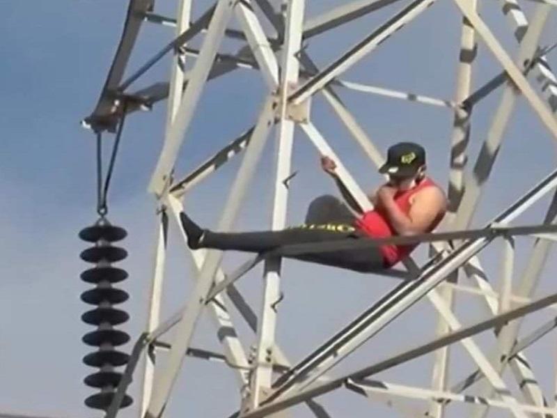 Suicida intenta arrojarse de torre de alta tensión en Piedras Negras, lo rescatan luego de tres horas (video)