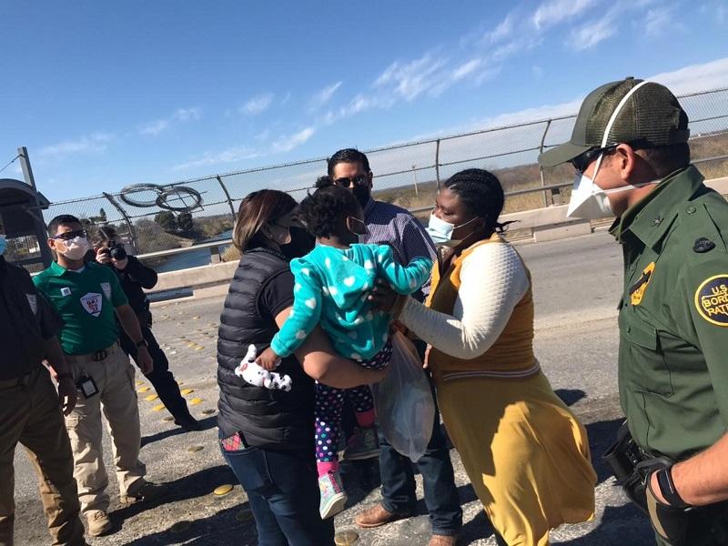 Reúnen con su familia a niña chilena rescatada en el Bravo en Acuña 