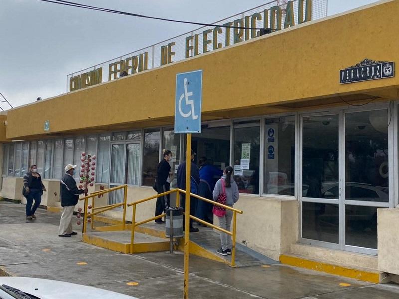 Largas filas de usuarios en CFE, la mayor&iacute;a reclaman alta facturaci&oacute;n (video)