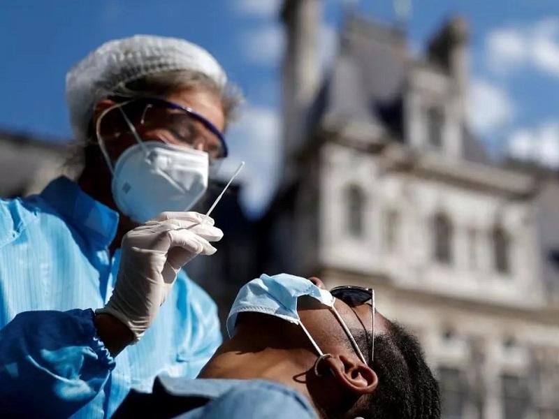 Registra la OMS cifra m&aacute;s baja de casos diarios de COVID-19 en cuatro meses