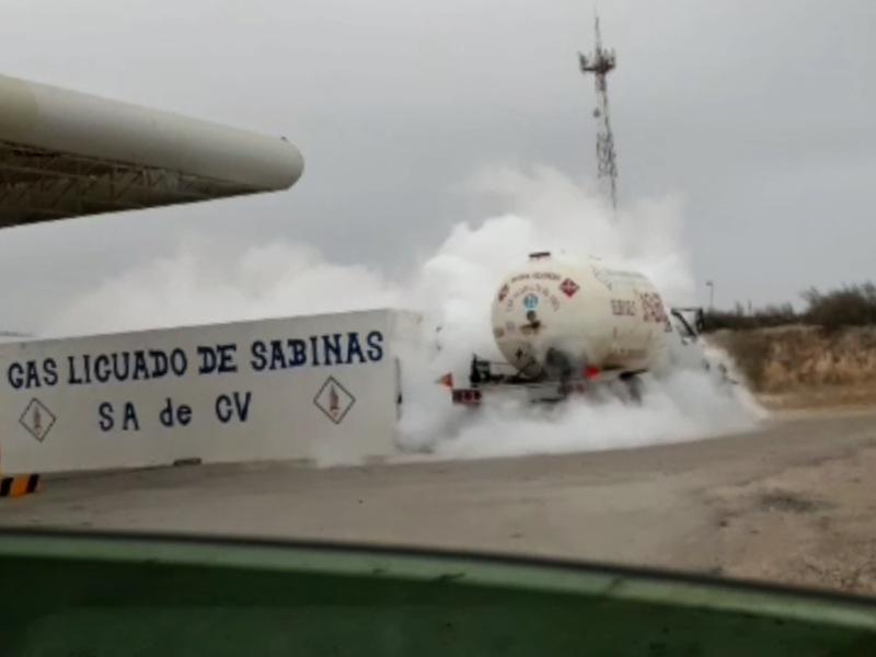 Reportan fuga de gas de una pipa en la carretera a Santa Eulalia (VIDEO)