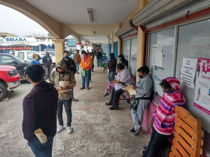 Duermen afuera de las oficinas del INE en Acu&ntilde;a para tramitar la credencial de elector