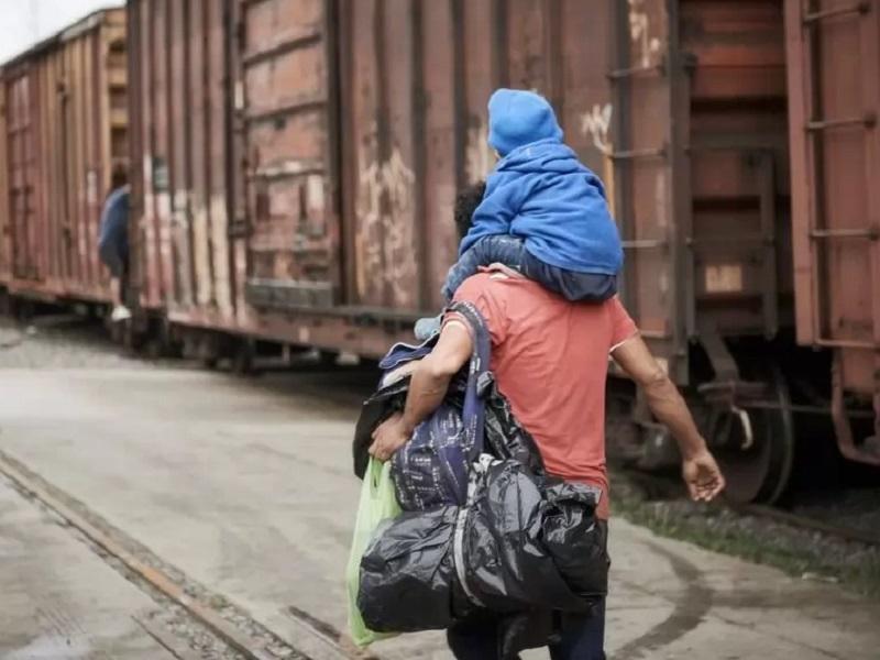 Serán rechazados migrantes que crucen la frontera, reitera EU