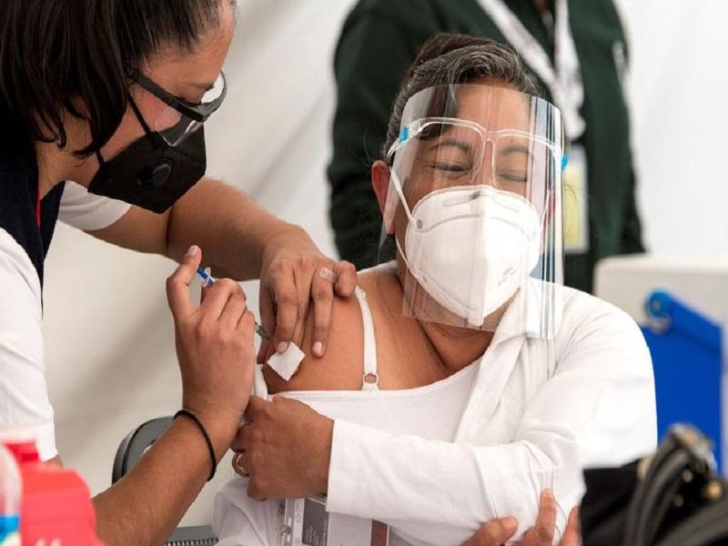 Vacunados contra el COVID-19 no tienen que guardar cuarentena tras contacto con un infectado: CDC