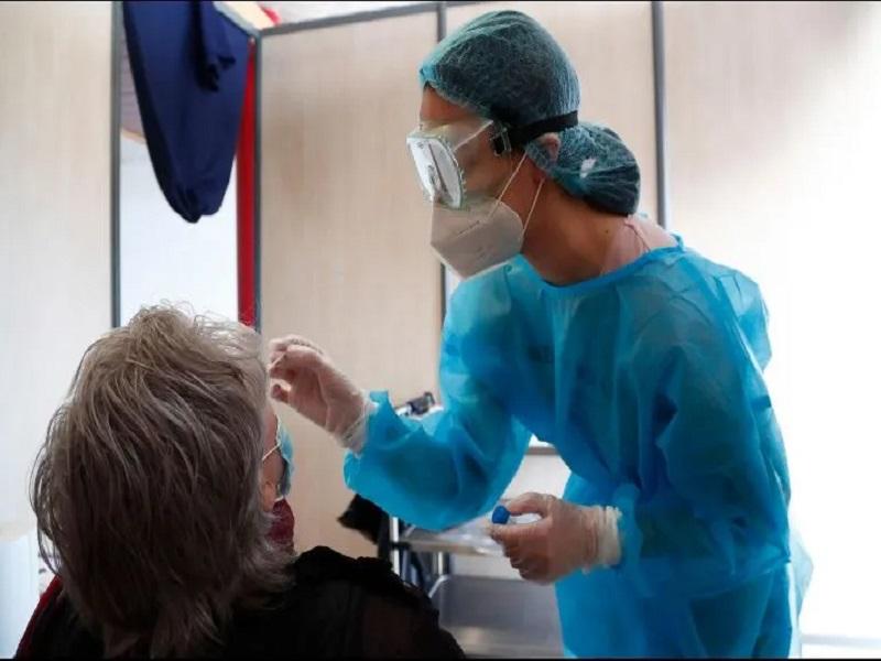 Hasta el 75% de diagn&oacute;sticos equivocados de COVID-19 es por errores en toma de muestras