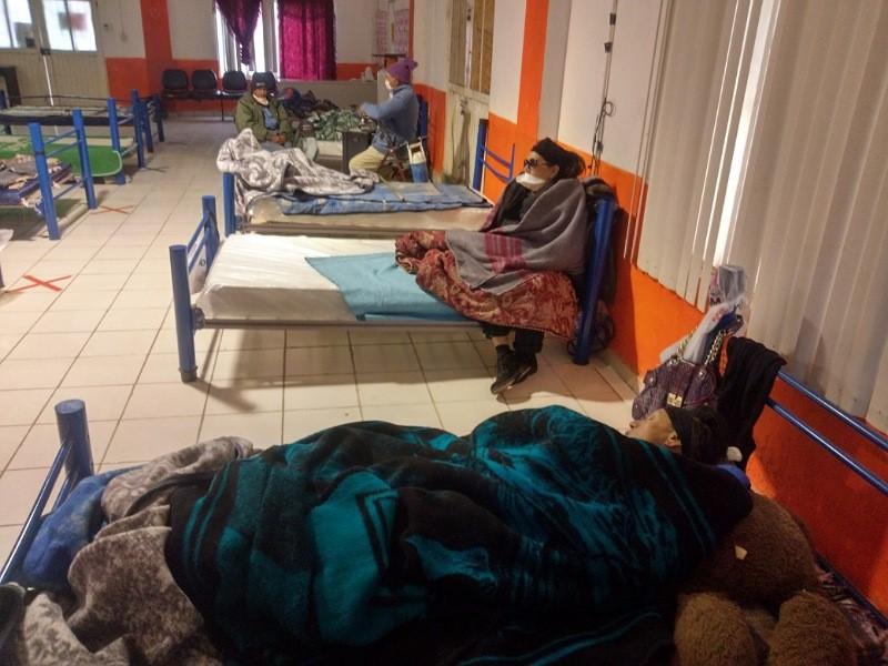 M&aacute;s de 50 personas se resguardan del fr&iacute;o en refugios temporales de Acu&ntilde;a