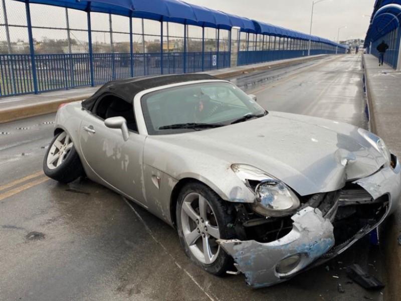 Automóvil derrapó y chocó en el Puente Internacional Uno