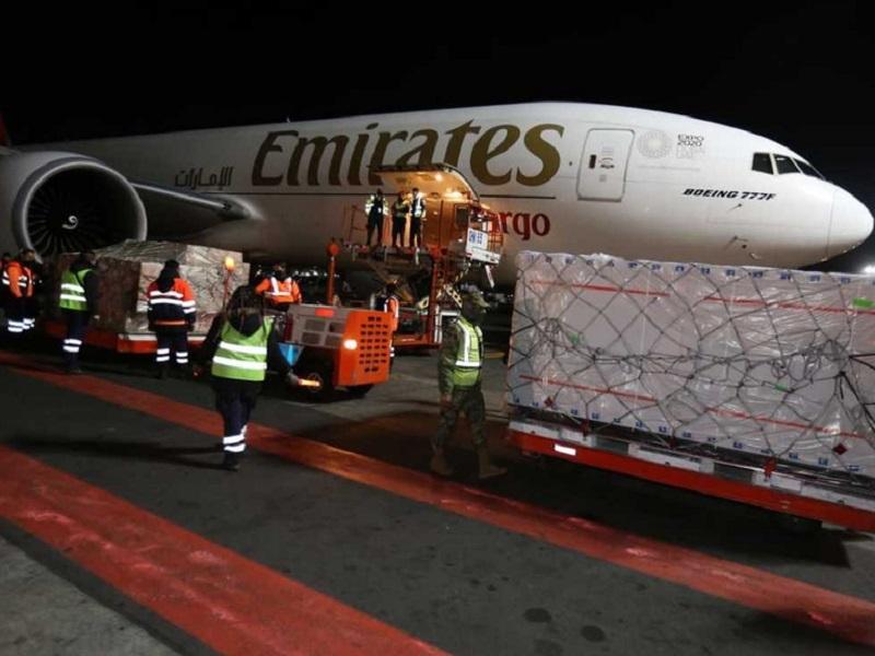 Recibe México embarque con 870 mil dosis de vacunas contra el virus SARS-CoV-2