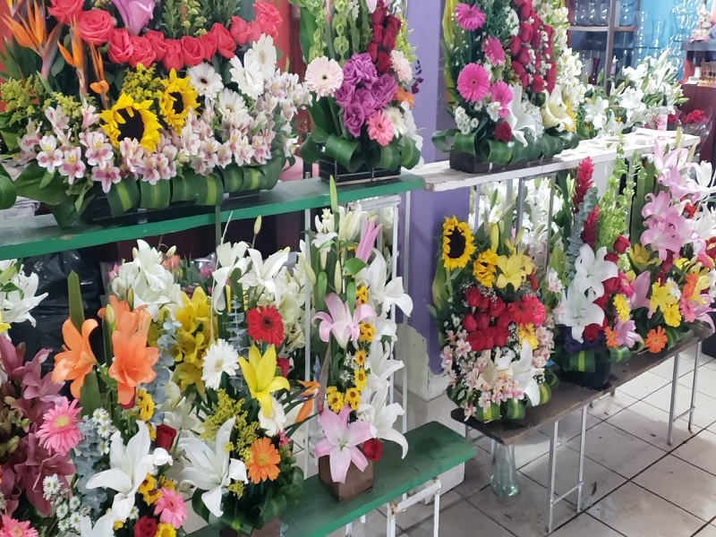 Prevén floristas buenas ventas en la hora romántica, de 8 a 11 de la noche (video)