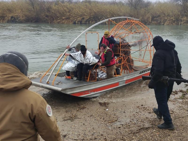 Rescatan a 3 migrantes de origen cubano de las gélidas aguas del Río Bravo