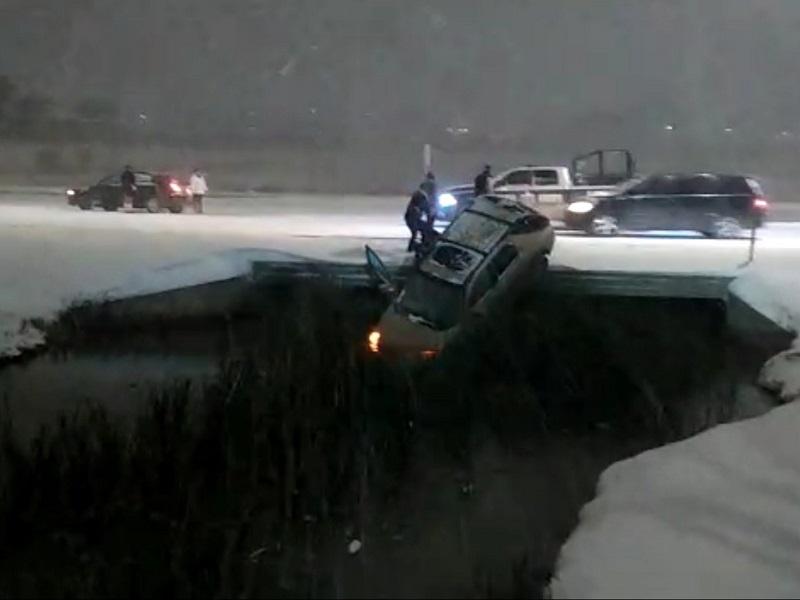 Se registran varios accidentes tras la caída de nieve en Piedras Negras (VIDEO)