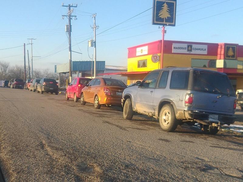 Se forman largas filas en gaseras de los Cinco Manantiales