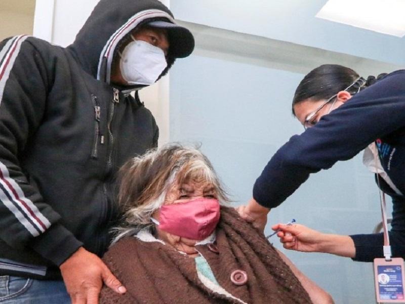 Fueron aplicadas 87 mil 472 vacunas contra COVID-19 en adultos mayores el primer día en México