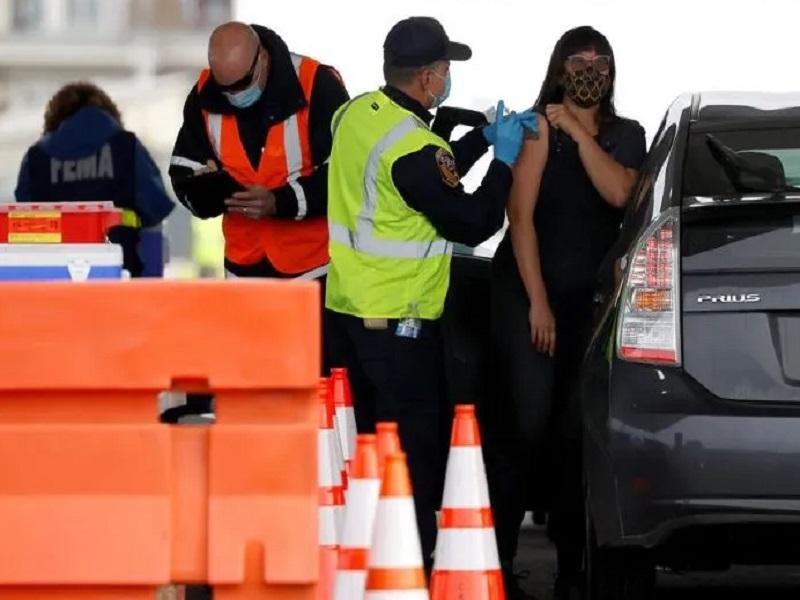 Abre EU centros de vacunaci&oacute;n masiva contra el COVID-19 en Oakland y Los &Aacute;ngeles