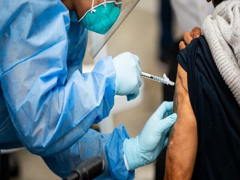 Escándalo en Perú por vacunación a escondidas de casi 500 funcionarios de alto rango
