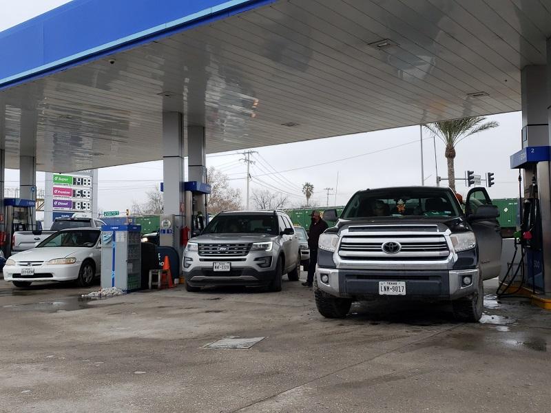 Texanos saturan gasolineras de Piedras Negras ante desabasto de combustible en Eagle Pass (video)