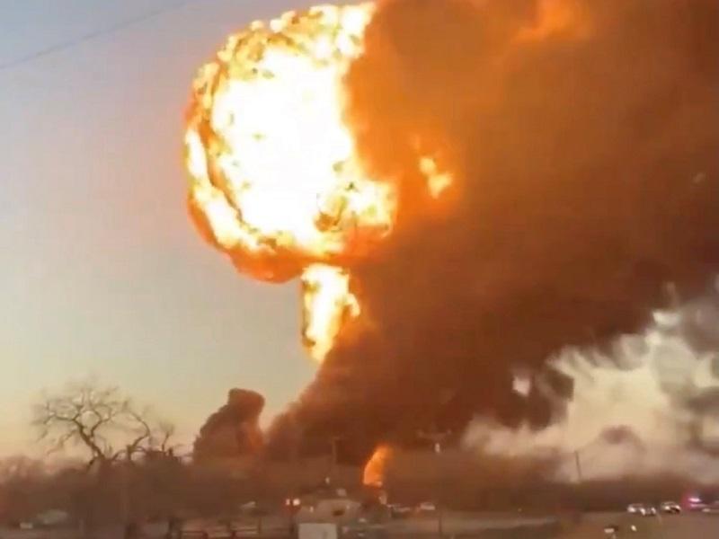 Choque de tren y camión provoca impresionante explosión en Texas (video)