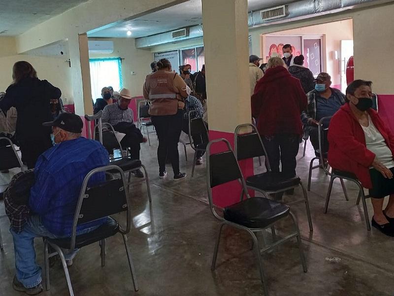 Reportan avance del 27% en aplicaci&oacute;n de primeras dosis de vacuna antiCovid a adultos mayores en el norte de Coahuila