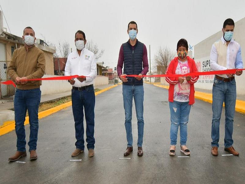 Entrega alcalde de Nava obra de pavimentaci&oacute;n en la colonia Del Valle